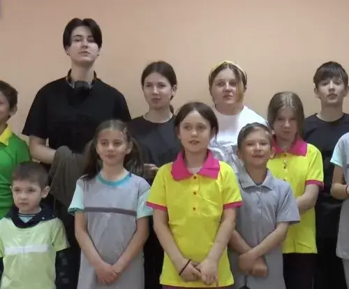 Змиевской гимназии “Сузір’я” передали детскую одежду