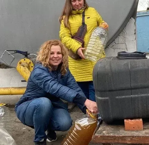 В Слобожанское доставили гуманитарную помощь: 200 литров подсолнечного масла
