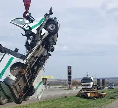На дорогах Харківщини прибирають розбиті автомобілі та проводять ямкові ремонти