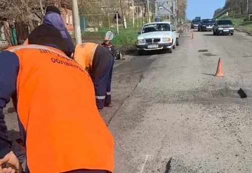 Ремонтні бригади Харківщини відновлюють рух дорогами