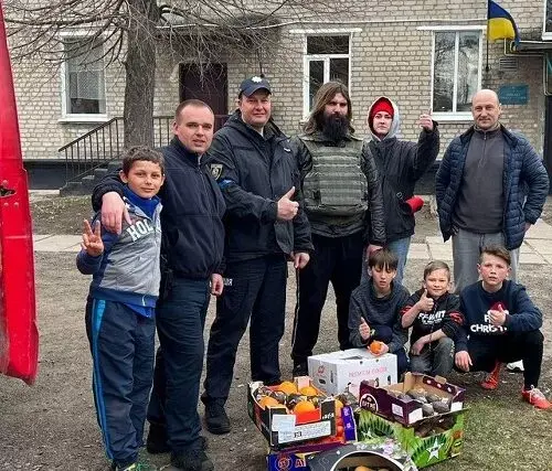 Поліцейські та волонтери передали продукти харчування та фрукти Зміївській гімназії
