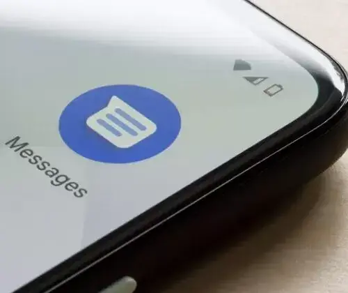 Не дозволяйте цій помилці в Google Messages розряджати акумулятор вашого Android