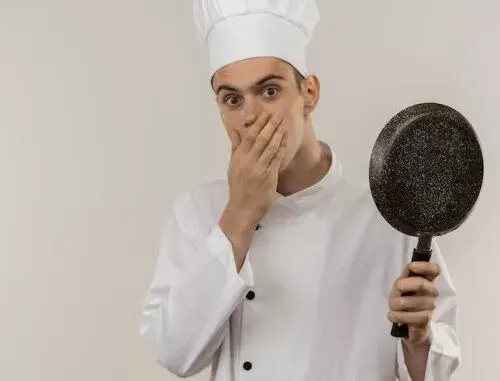 Як очистити сковороди, що пригоріли, швидко і легко