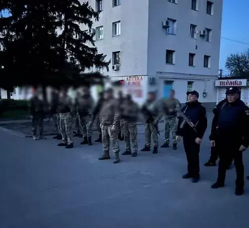 Поліцейські патрулюють вулиці Змієва та цілодобово реагують на виклики громадян