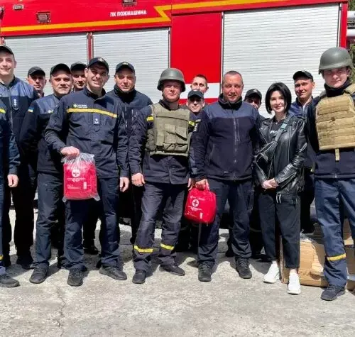 Зміївське відділення ДСНС отримали нові бронежилети, каски, спальники та правильні аптечки