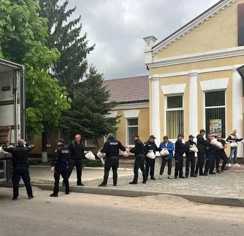 Полицейские помогли разгрузить гуманитарную помощь для жителей Змиева