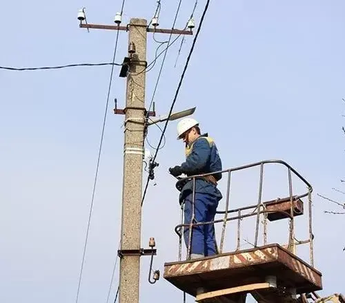 Працівники Зміївського РЕМ АТ «Харківобленерго» відновлюють електропостачання в селищах Благодатне та Донець