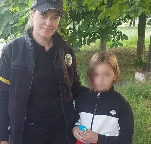 У селищі Слобожанське поліція менш ніж за пів години розшукала зниклу дитину