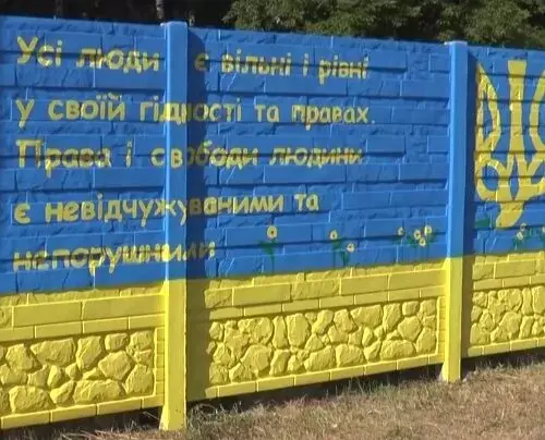 У Змієві з’явився мурал з гербом у вигляді птаха на жовто-блакитному фоні