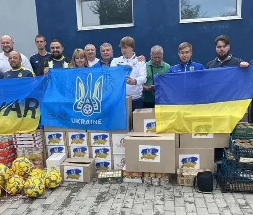 В Змиеве ветеранам футбола выдали продуктовые наборы