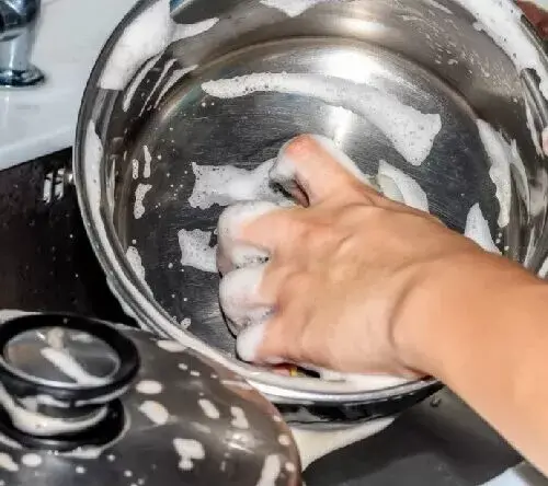 Як очистити каструлю, що пригоріла, або сковороду харчовою содою
