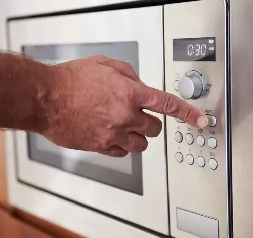 Що не можна гріти в мікрохвильовці?
