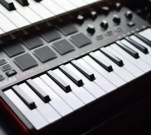 Як підключити MIDI-клавіатуру до комп’ютера