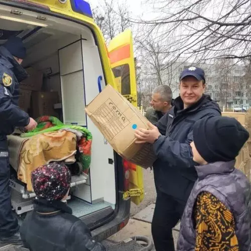 Змиевские полицейские и благотворители привезли помощь детям