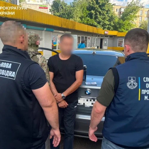 Переодягнути у військову форму та вивести через ліс: у Харкові викрили схему незаконного виїзду за кордон