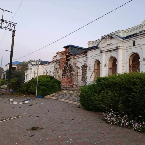 Росіяни пошкодили вокзал на Харківщині та інфраструктуру електрички