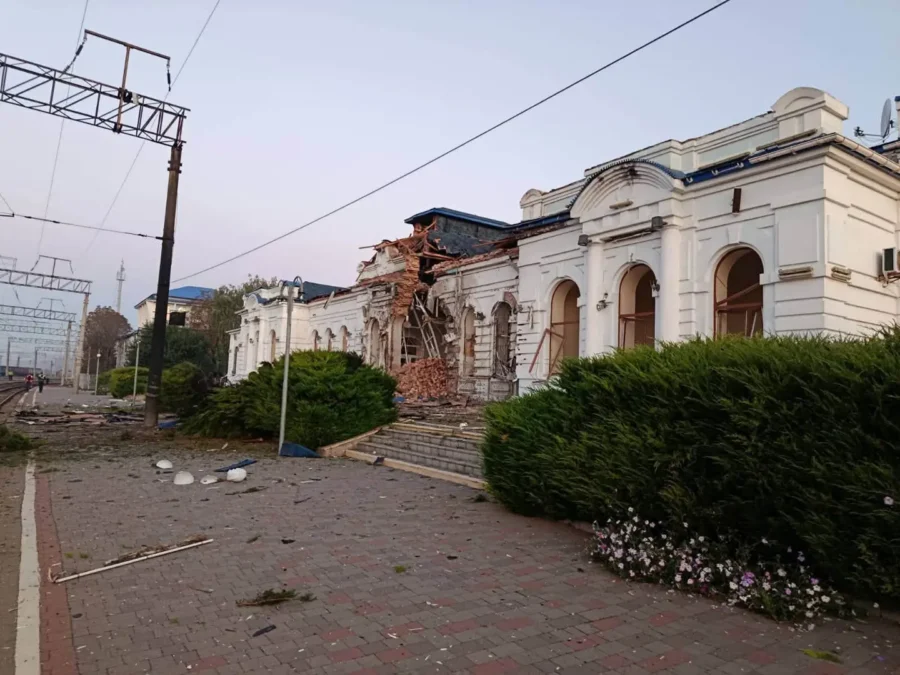 Росіяни пошкодили вокзал на Харківщині та інфраструктуру електрички