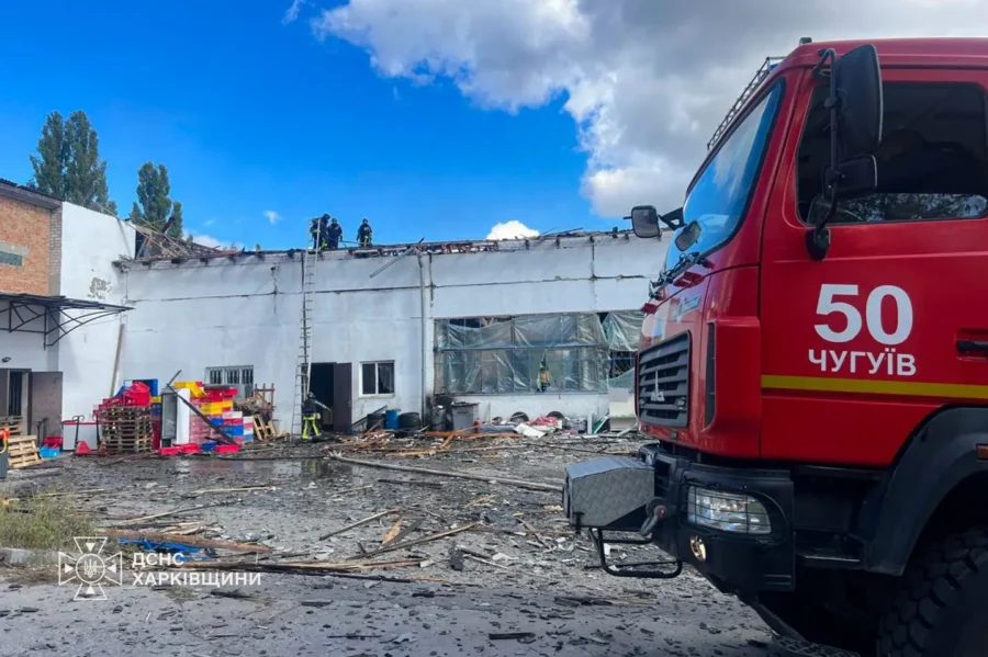 Росія вдарила ракетою по Чугуєву: на підприємстві спалахнула пожежа площею 300 кв. м
