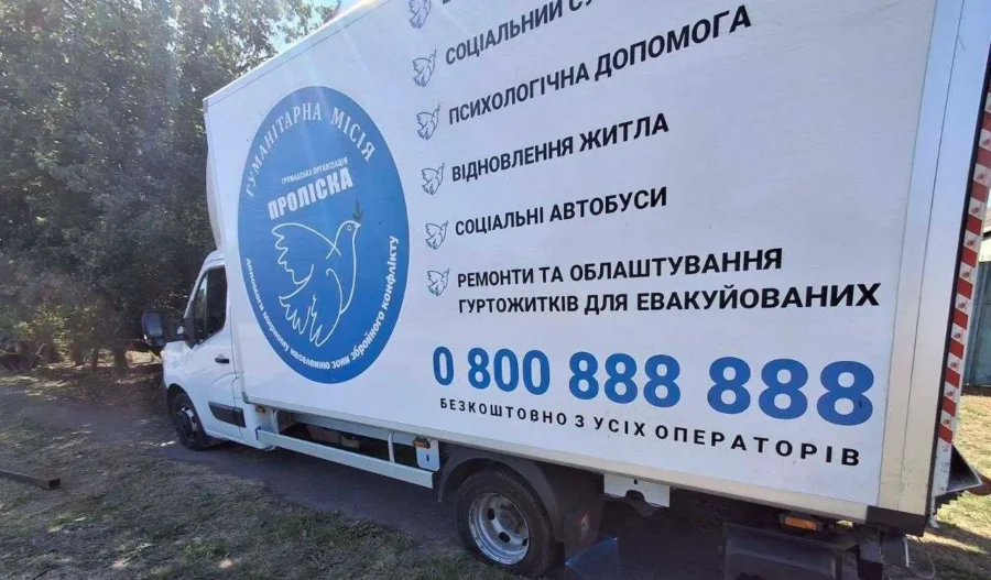 РФ атакувала вантажівку з гуманітаркою у Харківській області: постраждав водій