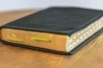 Біблія в шкіряній обкладинці: як обрати довговічну сімейну реліквію